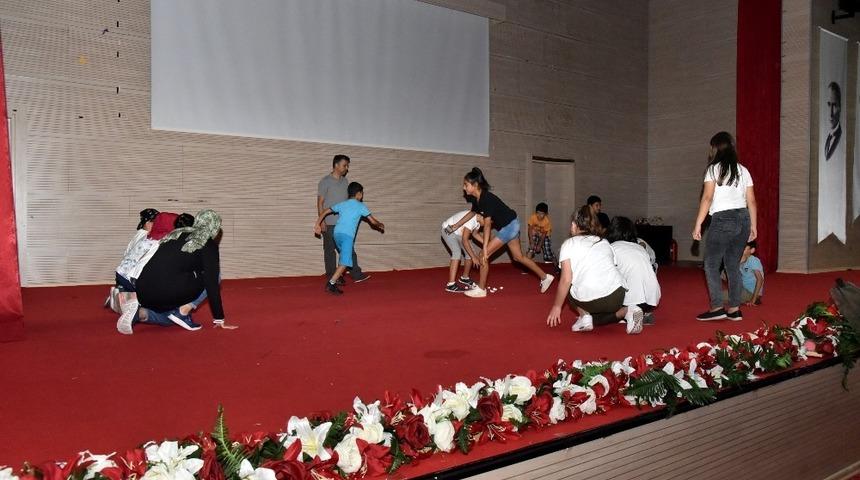Toroslar’da 7’den 70’e herkes tiyatro öğreniyor