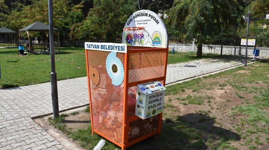 Tatvan sahiline basket potalı geri d&ouml;n&uuml;ş&uuml;m kutuları bırakıldı