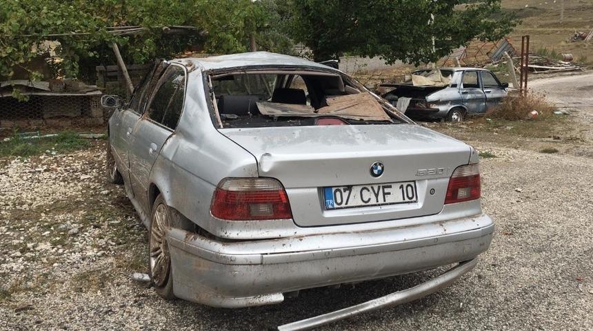 Otomobil ref&uuml;je &ccedil;arptı: 4 yaralı