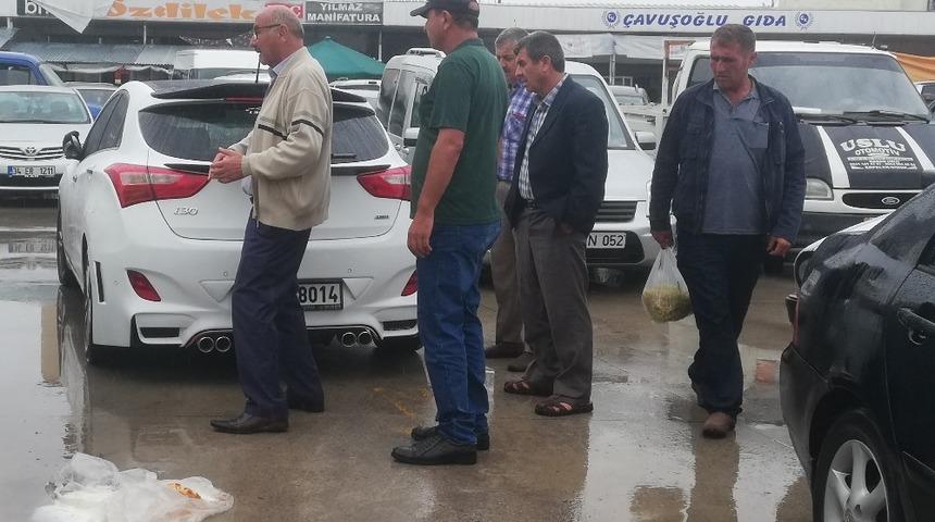 Geri geri gelen otomobil yayaya &ccedil;arptı