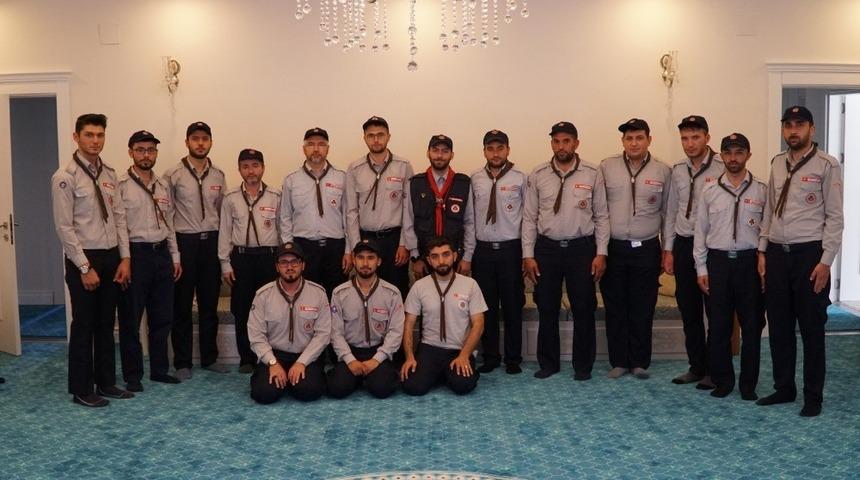 Genç izciler fularlarını taktı