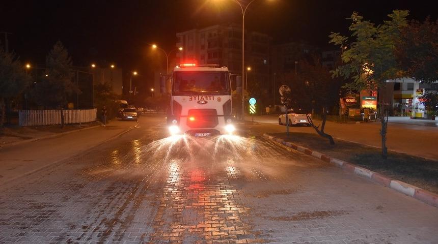 Ceyhan&rsquo;da cadde ve bulvarlarda temizlik &ccedil;alışması