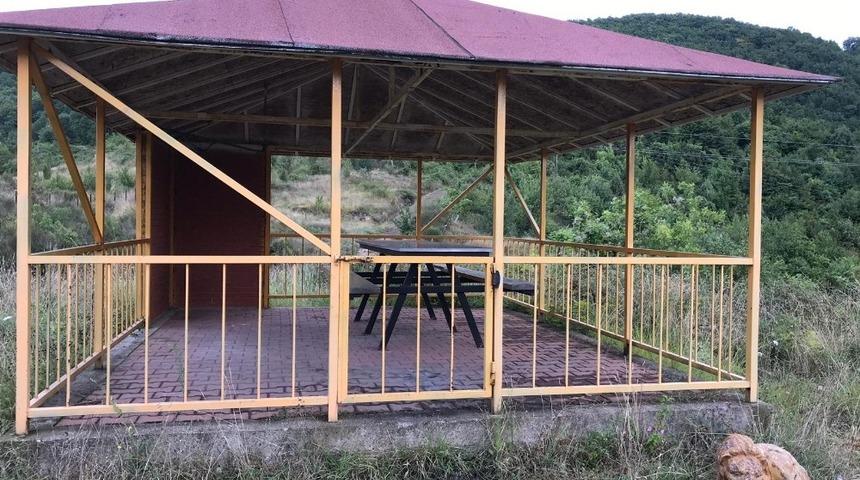 Kadınlar, piknik alanlarını temizledi