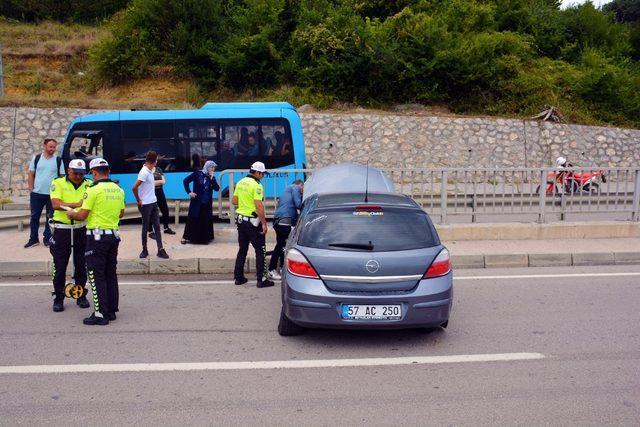 Sinop’ta otomobil karşı şeride uçtu: 2 yaralı