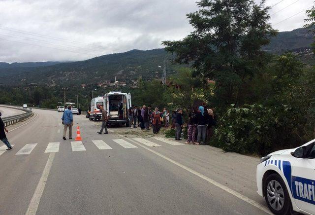 Otomobil, otobüs durağına ve yayalara çarptı: 5 yaralı