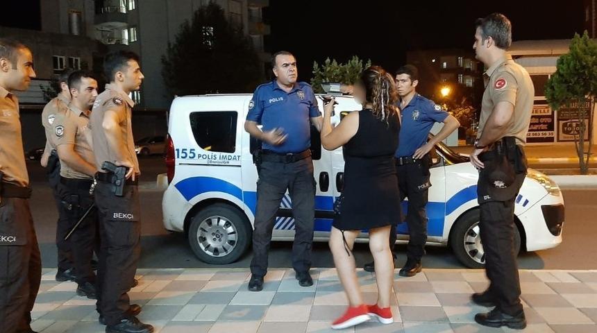 Sokaklarda bağırıp ara&ccedil;ların &ouml;n&uuml;ne atlayan alkoll&uuml; kadın g&ouml;zaltında