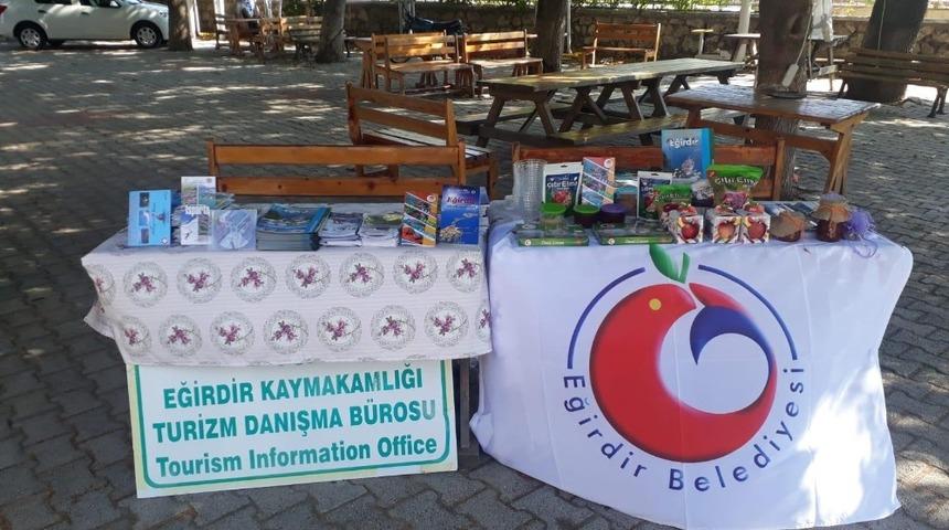 Kayıt için gelen öğrenci ve ailelerine Eğirdir tanıtımı