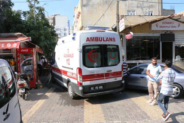 Duvar deldiği matkabın ucu elektrik teline giren işçi yaralandı