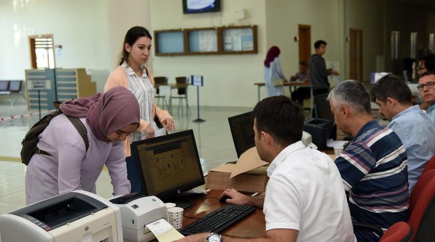 &Uuml;niversite kayıtları başladı