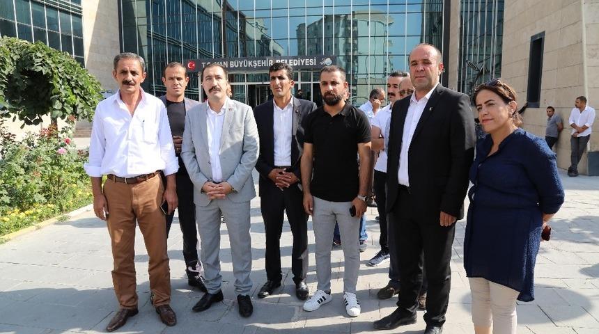 İşten &ccedil;ıkarılan şehit ailelerinden kayyum kararına destek