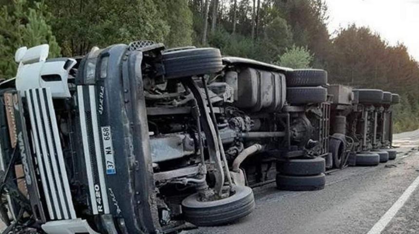 Kastamonu tır devrildi: 1 yaralı