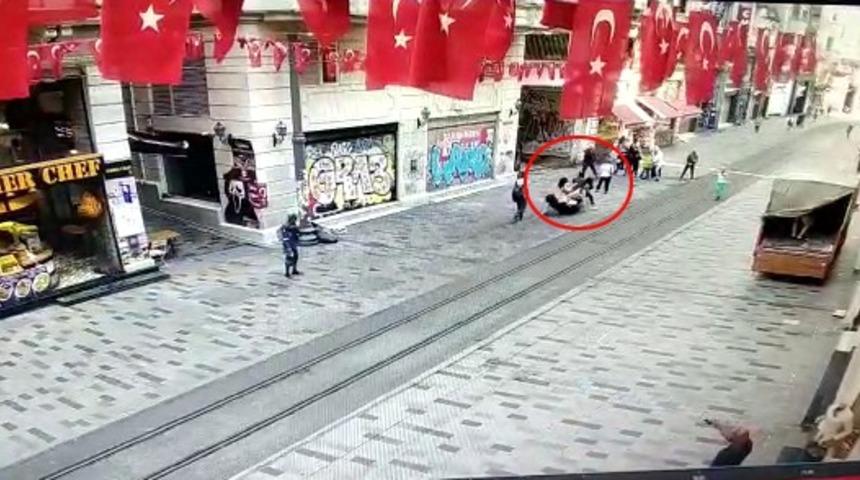 İstiklal Caddesi'nde dehşet! Yayaların arasına daldı
