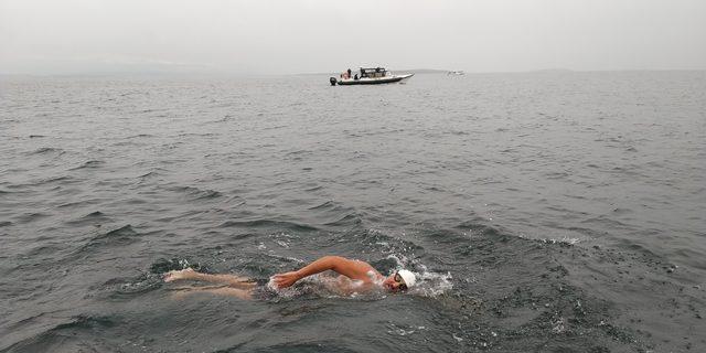 Kuzey Kanalı'nı yüzerek geçen en yaşlı erkek yüzücü ünvanını aldı