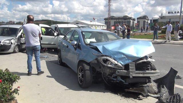 Arnavutköy'de iki araç çarpıştı: 2 yaralı