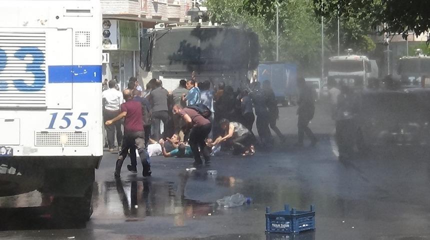 Diyarbakır’da belediye önünde toplanan gruba müdahale