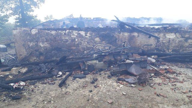 Ev, ahır ve içinde 5 ton buğday bulunan ambar kül oldu