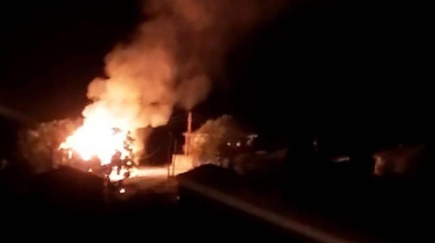 Ev, ahır ve i&ccedil;inde 5 ton buğday bulunan ambar k&uuml;l oldu