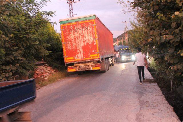 Mahalleli, TIR'ların geçişini engellemek için eylem yaptı