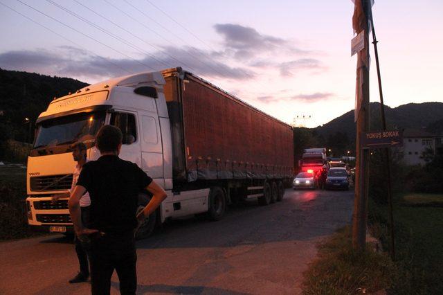 Mahalleli, TIR'ların geçişini engellemek için eylem yaptı