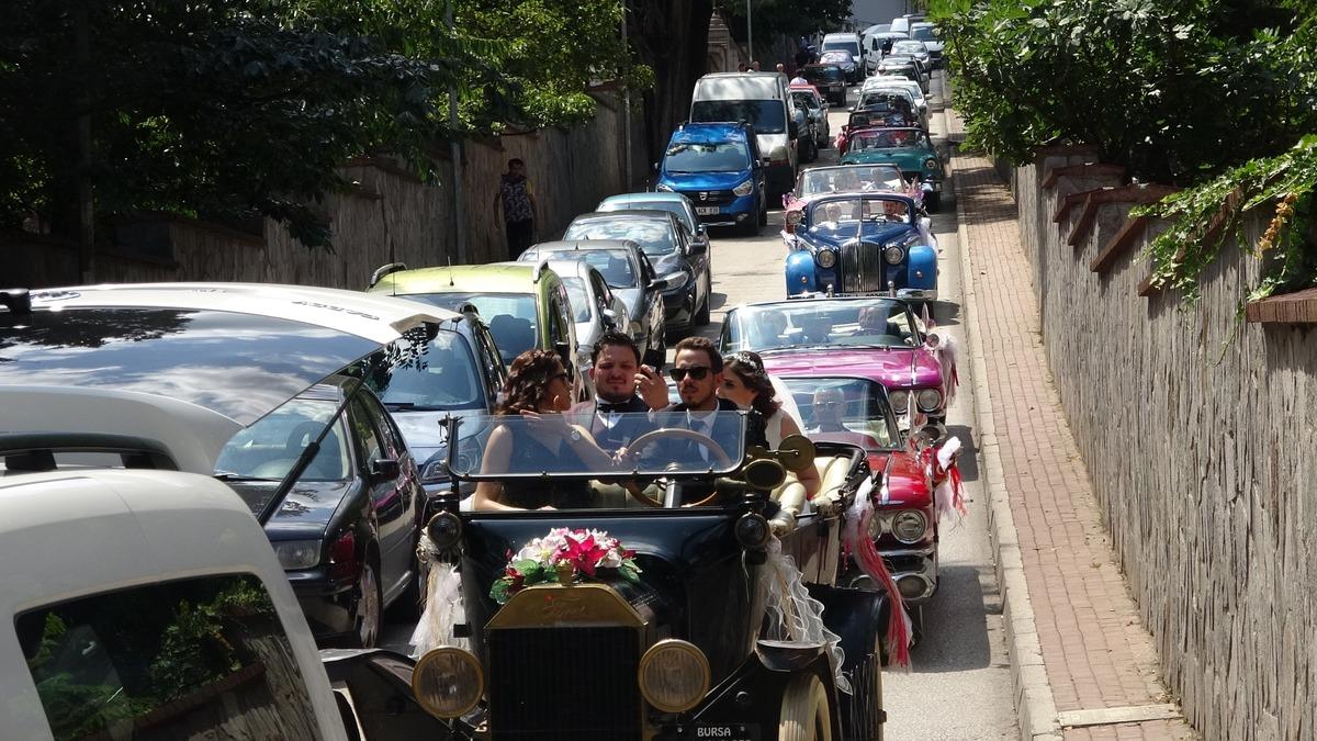 Bu d&uuml;ğ&uuml;n konvoyu şaşkına &ccedil;evirdi! Milyonlarca liralık gelin arabası