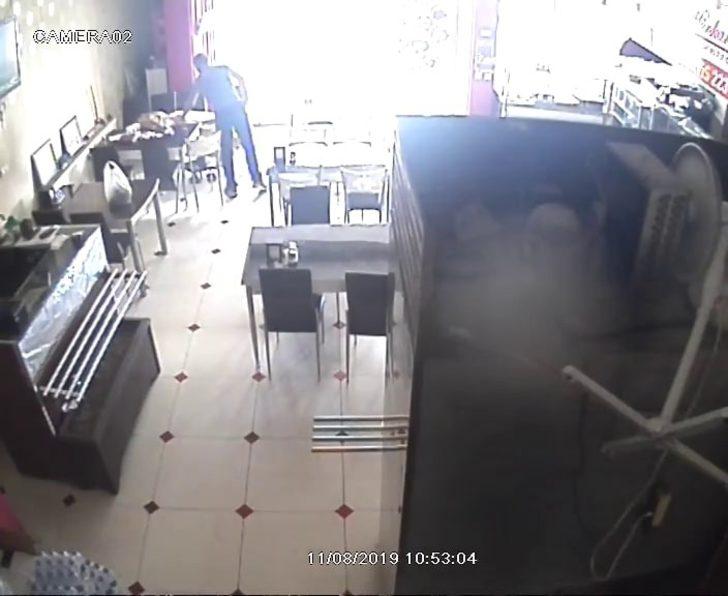 Sandalyede uyuya kaldı, şok gerçeği güvenlik kamerasına bakınca gördü G4