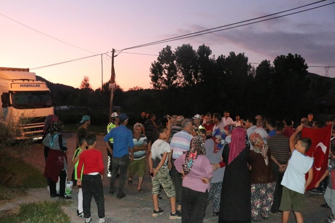 Tır s&uuml;r&uuml;c&uuml;lerine kızıp yolu kapattılar