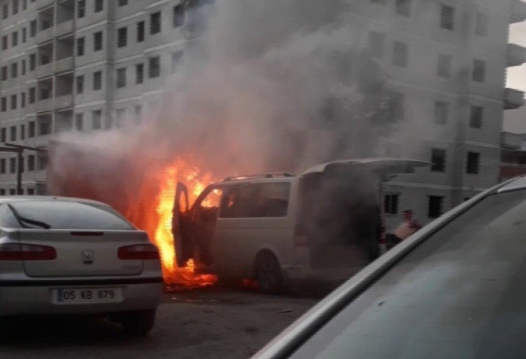 Park halindeki ara&ccedil; alev alev yandı