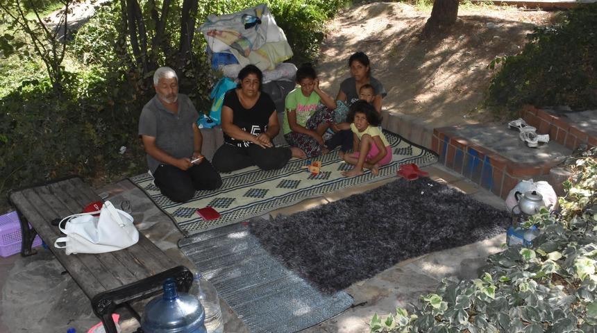 İzmir'de parkta yaşayan ailenin dramı yürekleri burkuyor
