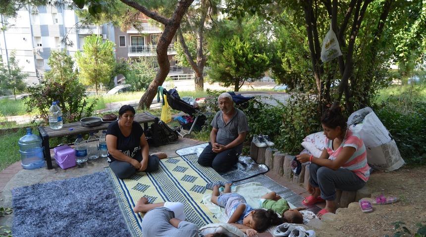 Parkta yaşayan ailenin dramı y&uuml;rekleri burkuyor