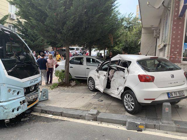 (Yeniden) Ümraniye'de minibüs ile otomobil çarpıştı; 1'i bebek 6 yaralı