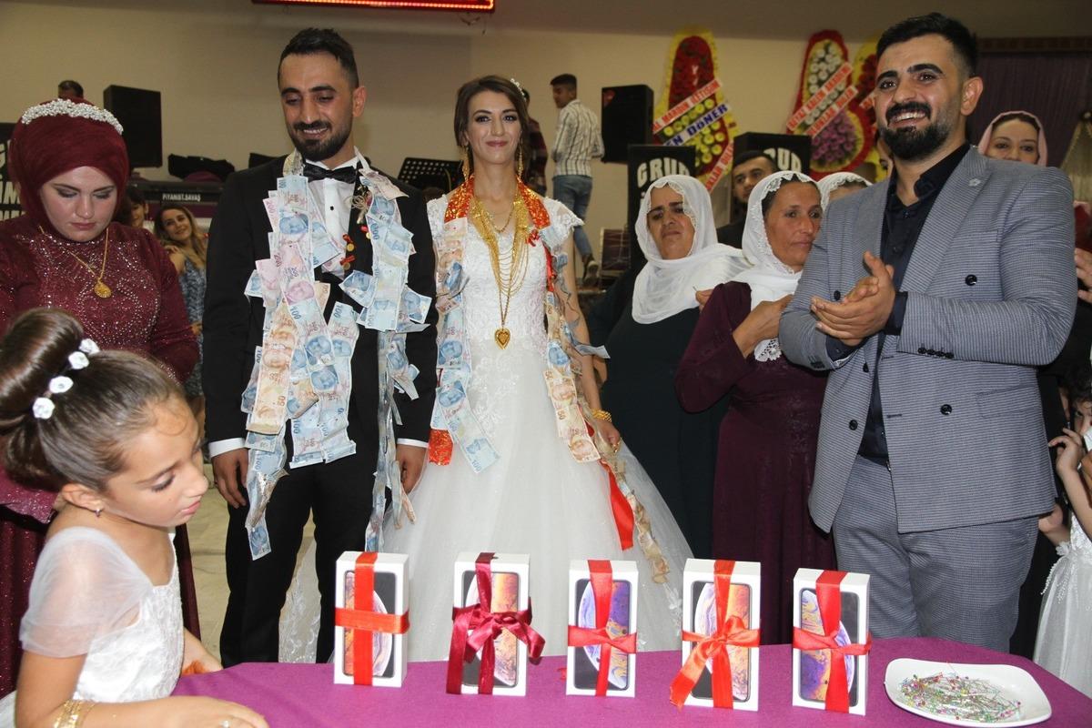 D&uuml;ğ&uuml;nde damada 5 adet akıllı telefon taktı