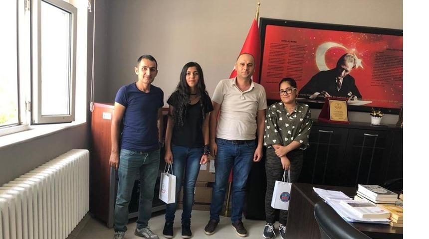 Başarılı &ouml;ğrenciler &ouml;d&uuml;llendirildi