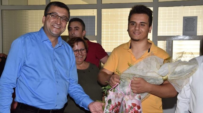 Başkan &Ouml;z yeni &uuml;niversitelileri karşıladı