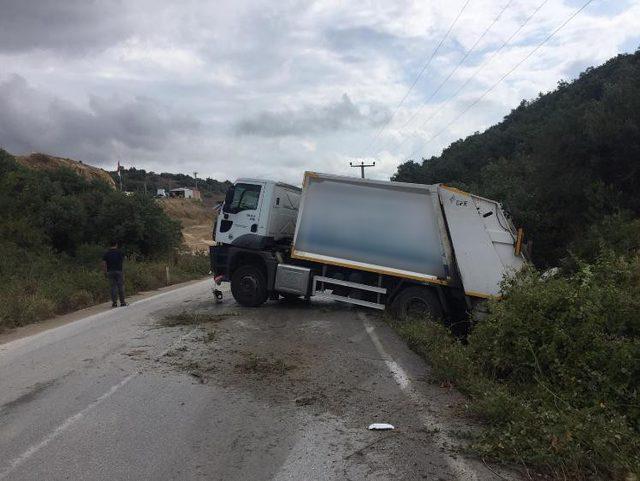 Çöp kamyonu tarlaya girdi: 2 yaralı