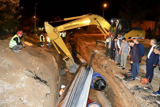 Belediye Başkanı Arı ve belediye ekipleri gece mesaisinde