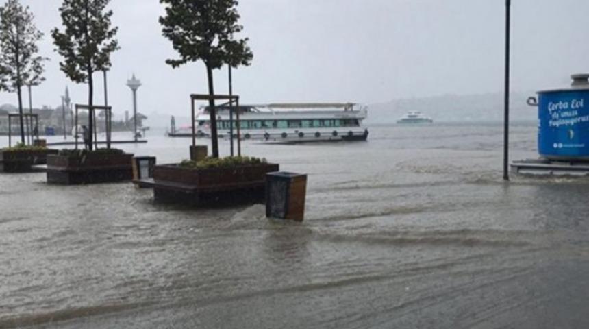 İstanbul'u '&ccedil;ok h&uuml;creli fırtına' vurdu