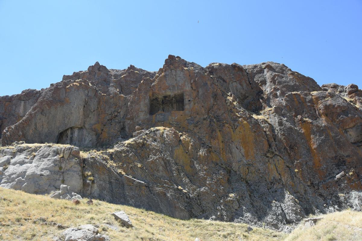 Tarihin yamacındaki k&ouml;y: Ak&ccedil;akale