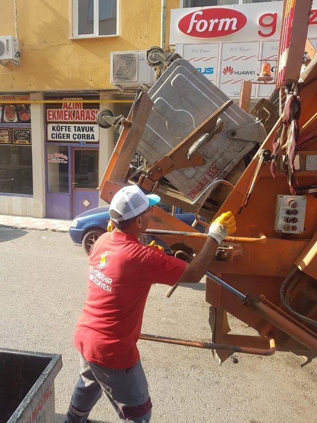 Kurban Bayramı sonrası çöp konteynerleri dezenfekte ediliyor