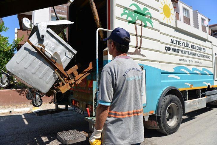Altıeylül’de konteynerler dezenfekte ediliyor G2