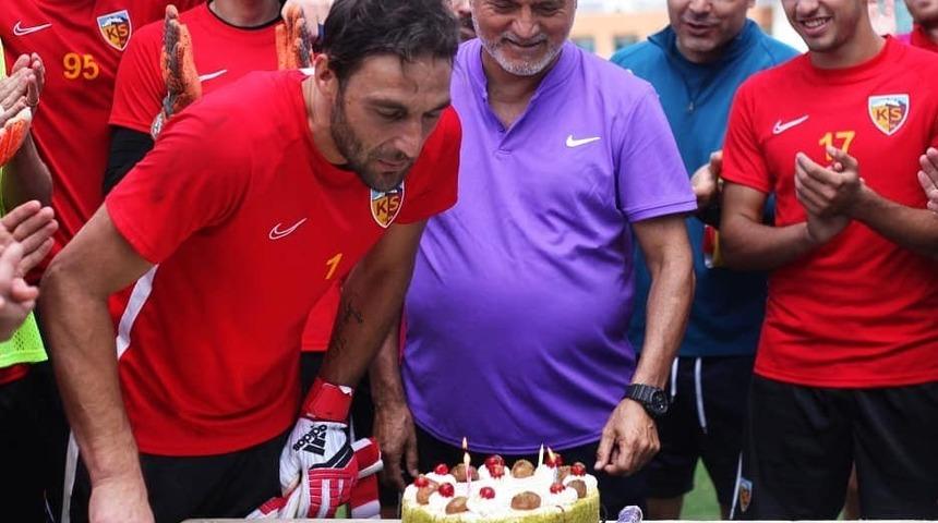 38&rsquo;lik kaleciye Doğum G&uuml;n&uuml;