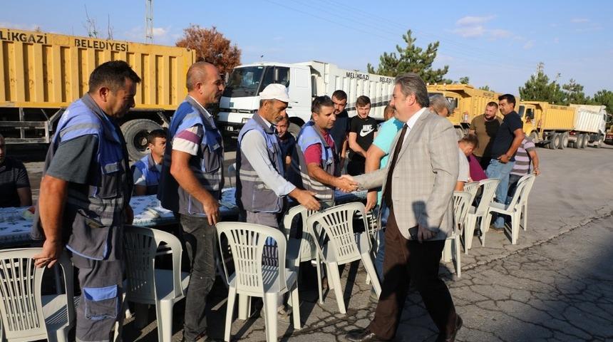 Başkan Palancıoğlu mesaiye şantiyede iş&ccedil;ilerle başladı