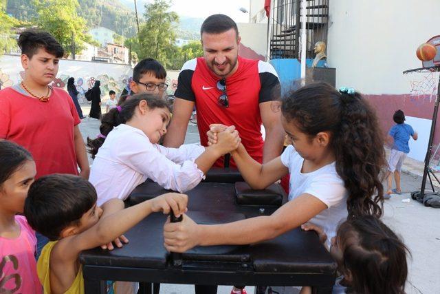 Manisa’da okul bahçeleri spor panayırına döndü