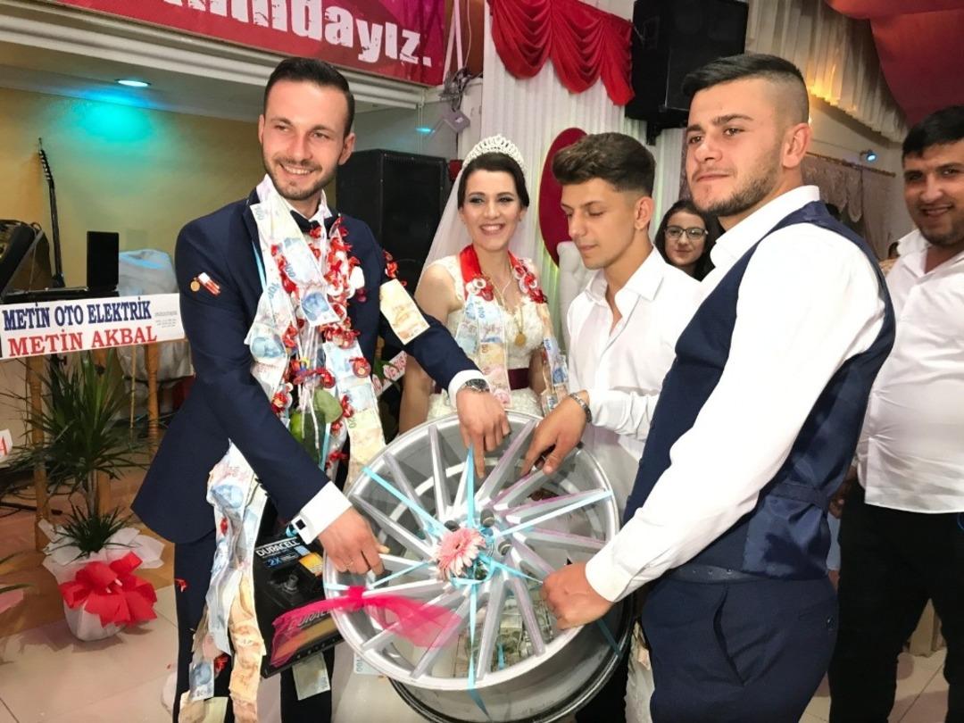 Sanayici arkadaşlarından damada ilgin&ccedil; d&uuml;ğ&uuml;n hediyeleri