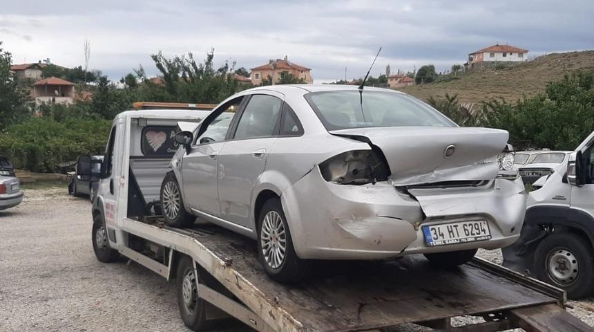 Otomobil bariyerlere &ccedil;arptı : 4 yaralı