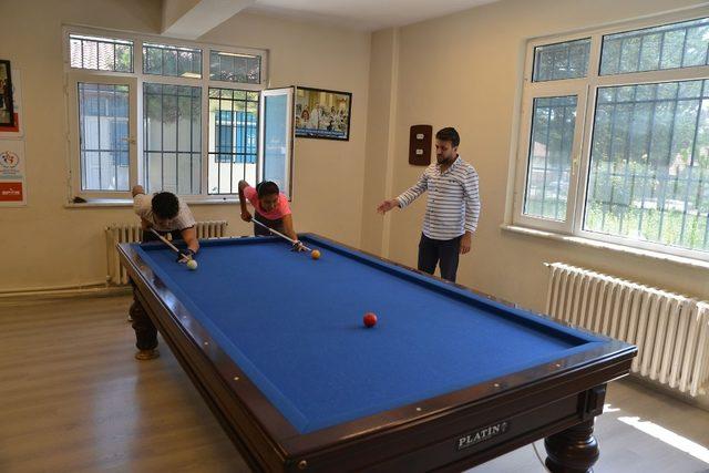 Çukurhisarlı öğrencilerin bilardo kursuna yoğun ilgisi