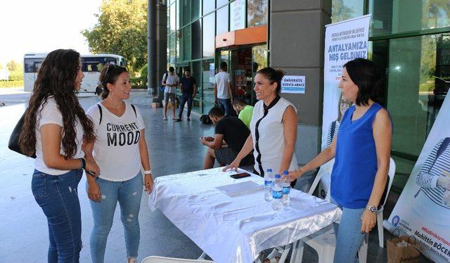 Büyükşehir Belediyesi üniversite öğrencilerini karşılıyor, rehberlik yapıyor