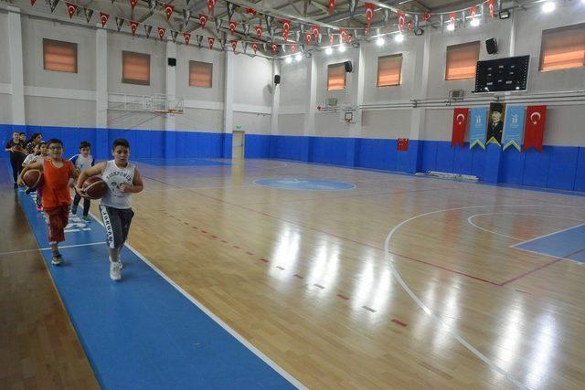 Geleceğin basketbolcuları Tepebaşı’nda yetişiyor