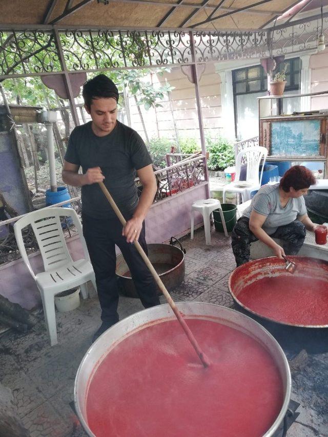 Bilecik’teki mahalle aralarından salça kokuları yükseliyor