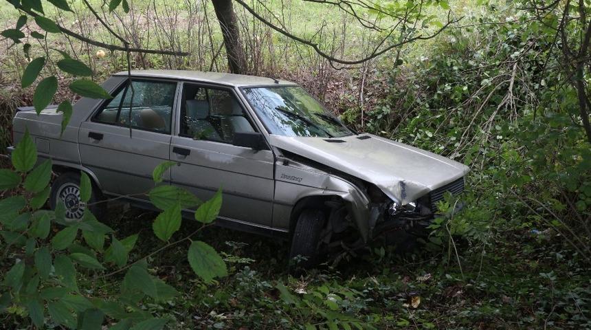 Şarampole u&ccedil;an otomobilden burnu bile kanamadan &ccedil;ıktı