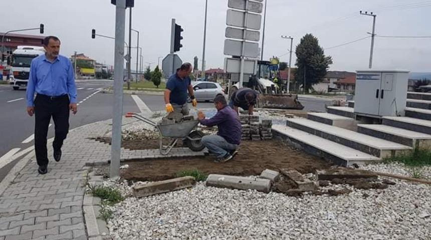 Kaynaşlı Belediyesi D-100&rsquo;da peyzaj &ccedil;alışmasına başladı